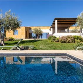 4 bedroom villa with pool near Noto, sleeps 8